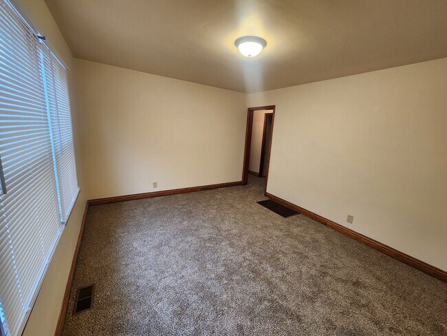Foto del edificio - 2 bedroom, 1 bathroom, basement, garage, a...