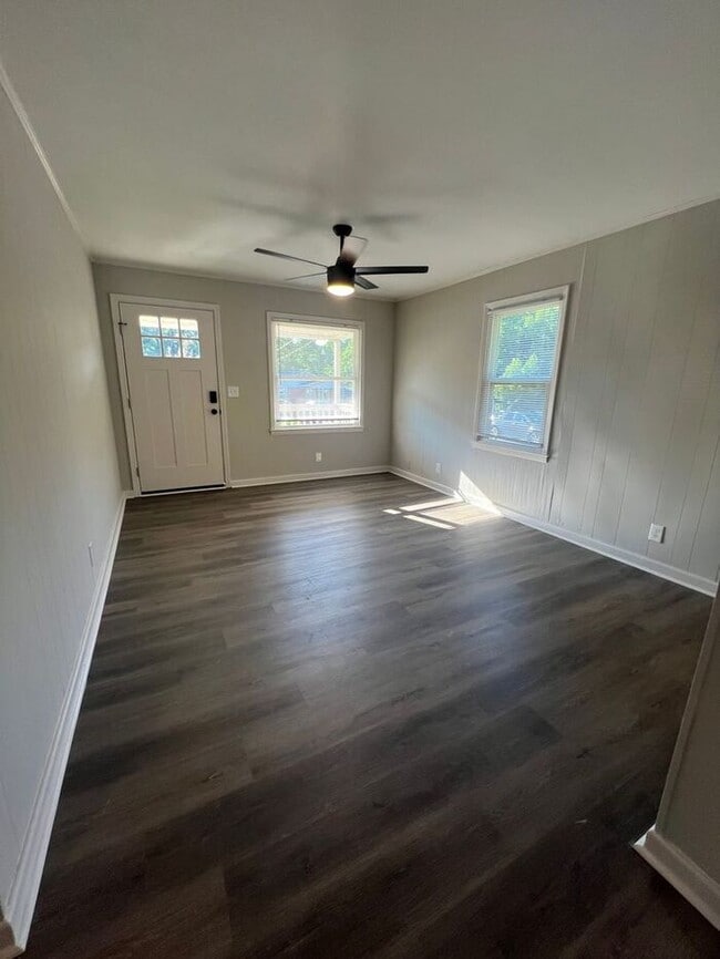 Building Photo - BEAUTIFULLY RENOVATED 2BRM 1BTH HOME MINUT...