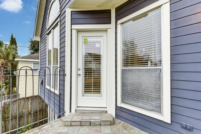 Building Photo - Adorable  2bed/2bath Townhome in a quiet c...
