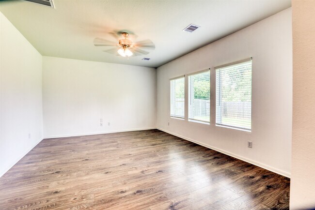 Building Photo - 407 Magnolia Ln