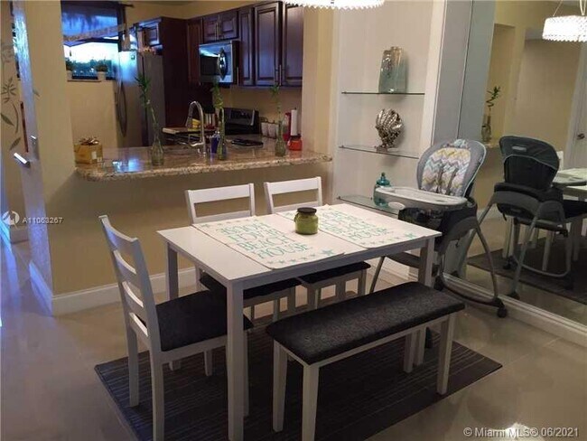 Foto del edificio - 113 Lake Emerald Dr