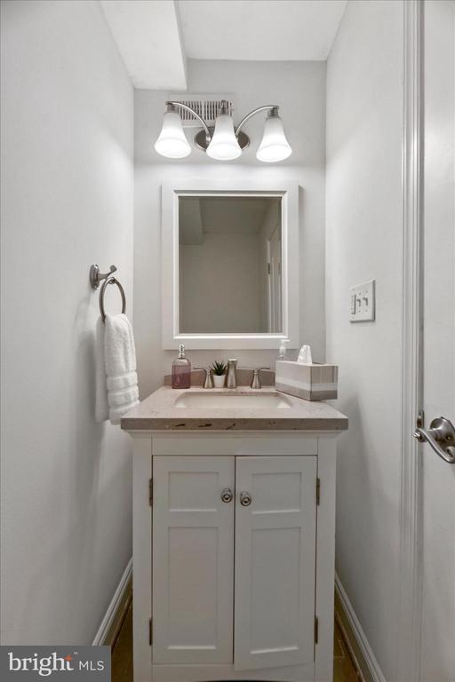 Building Photo - 919 Eastern Ave