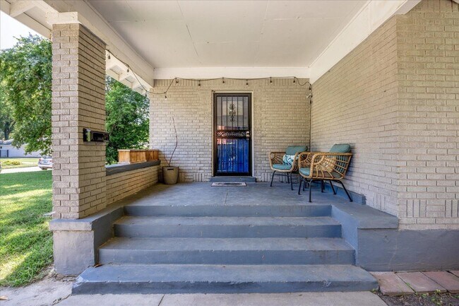Building Photo - 729 N Willett St