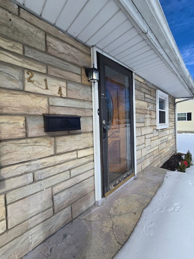 Building Photo - This spacious and freshly updated 3–4 bedroom home offers multiple living areas and modern finish...