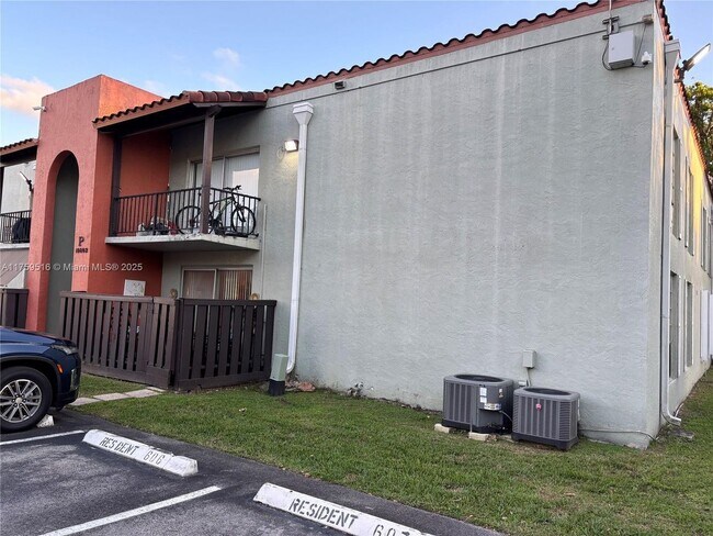 Building Photo - 10802 N Kendall Dr