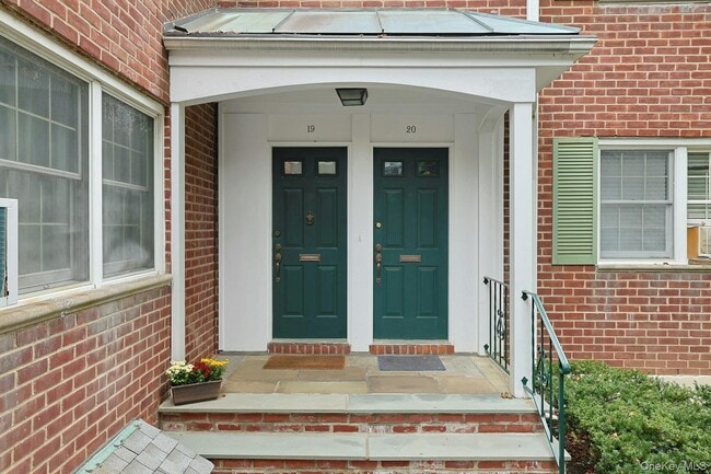 Building Photo - 580 Bedford Rd