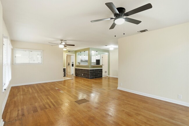 Building Photo - 518 Brightwood Pl