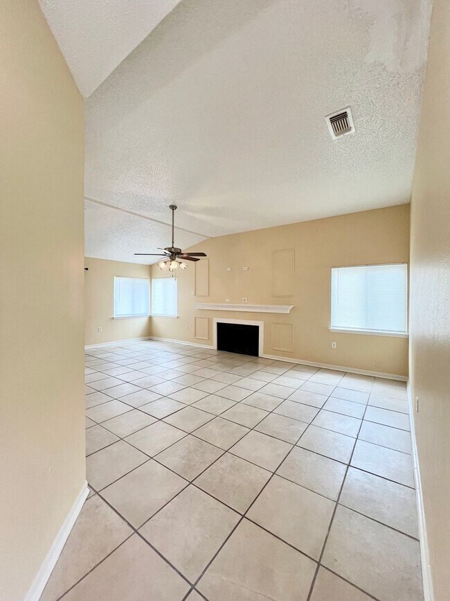 Building Photo - Live Oak 3 bedroom / 2 bathroom home in Qu...