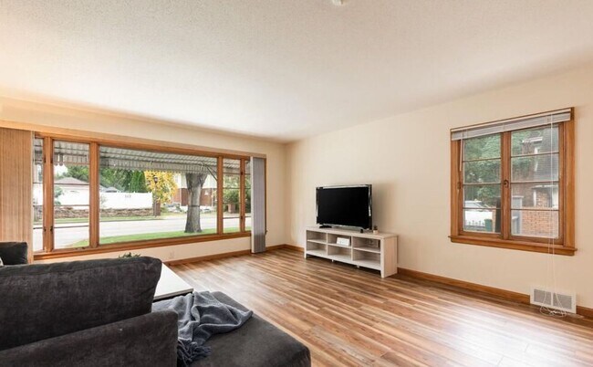 Foto del edificio - Spacious 4 bedroom 2 bathroom stand alone pet friendly home, with attached garage