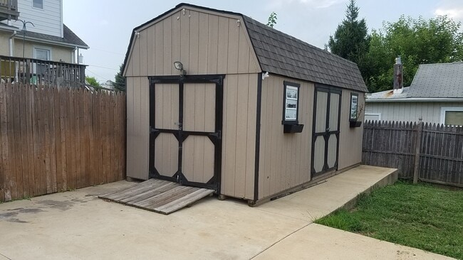 Building Photo - 405 Hillside Ave