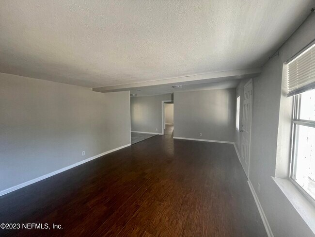 Foto del edificio - 4023 Skycrest Dr