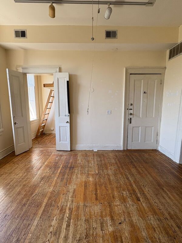 Building Photo - 24 E Mt Vernon Pl