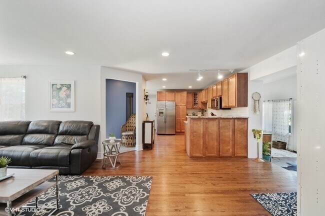 Building Photo - 5765 N Lacey Ave