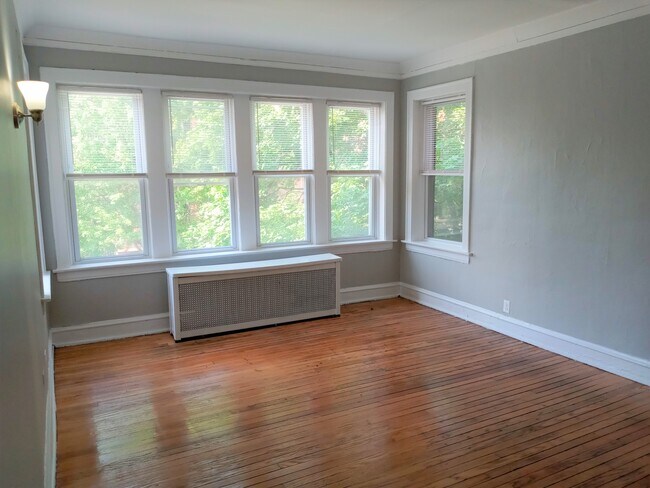Building Photo - 625 E 80th St