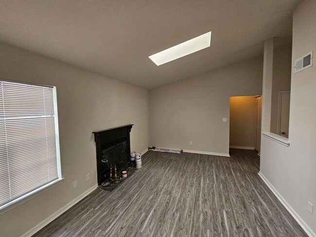 Building Photo - Beautifully Renovated Condo