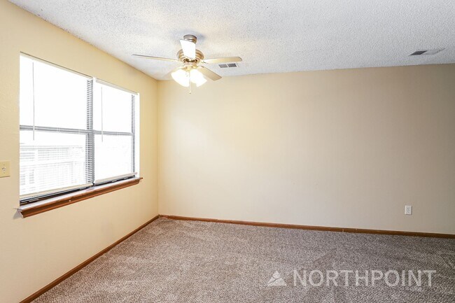 Foto del edificio - Radiant Unit Townhome | 2 BR/1.5BA | 1-Car Garage |