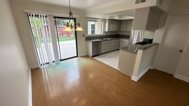 Foto del edificio - 2424 Santa Ana Ave