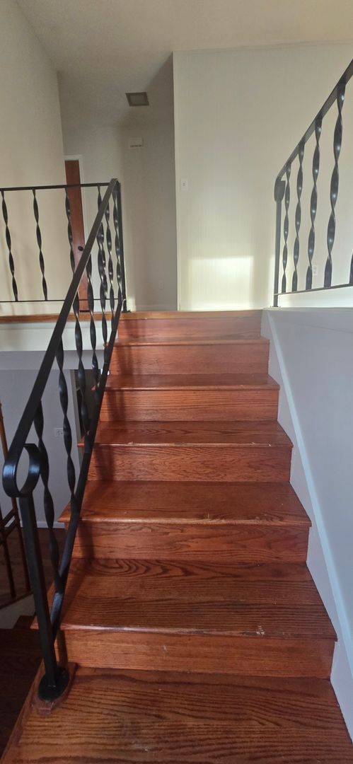Building Photo - South Shores Reverse Bi Level