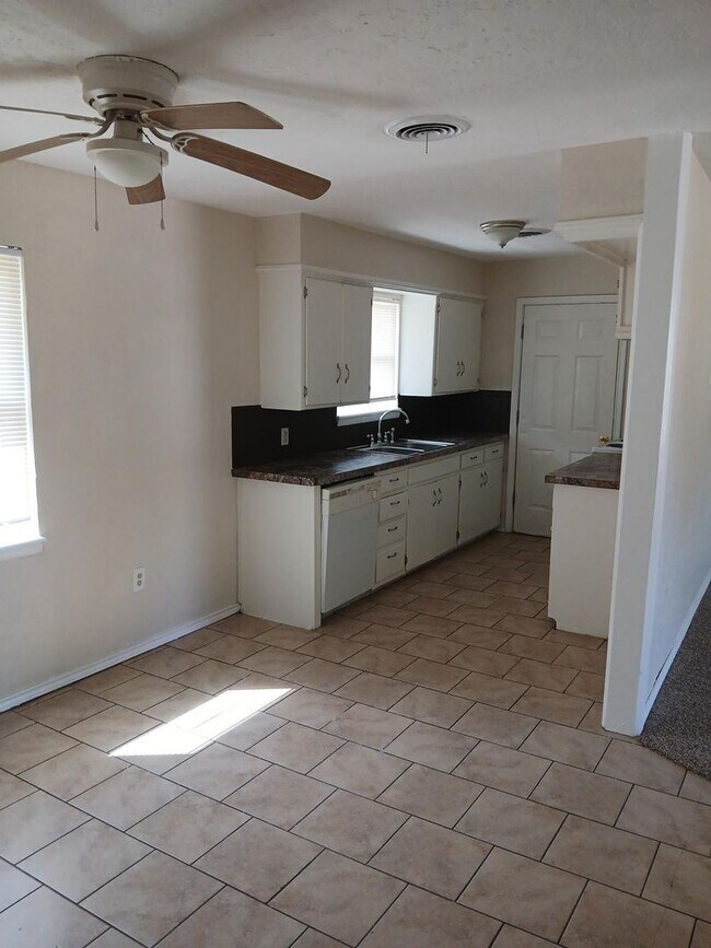 Foto del edificio - 2312 NW 46th- AVAILABLE NOW!