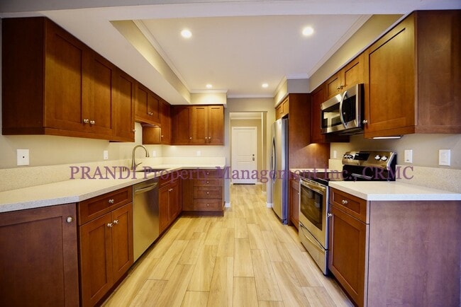 Building Photo - Corner Unit Townhome with A/C!