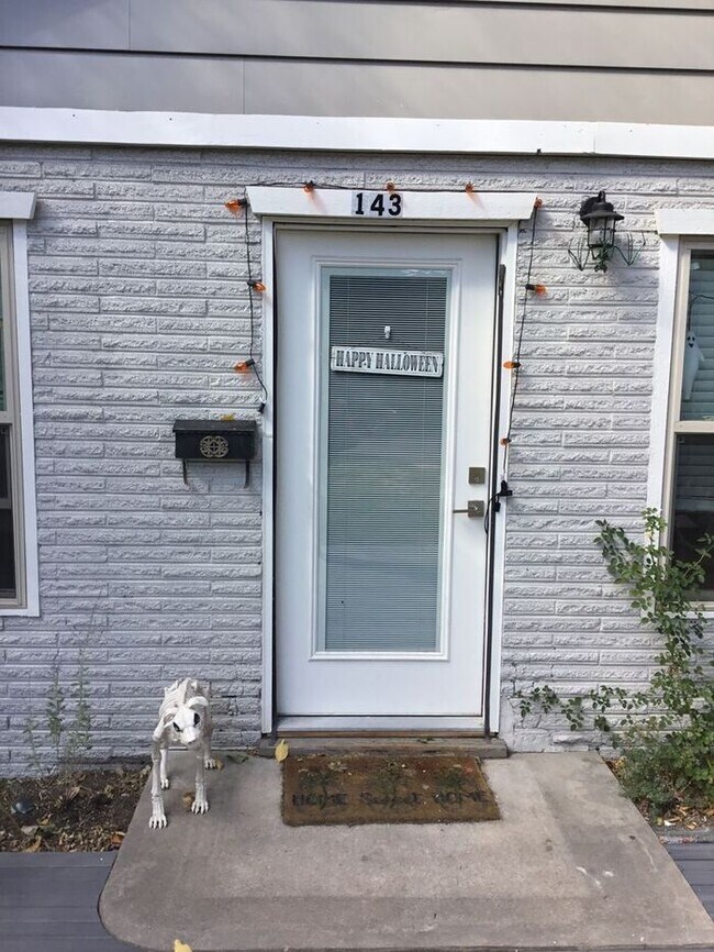 Foto del edificio - Refinished 2 Bedroom Home Near Downtown Fo...
