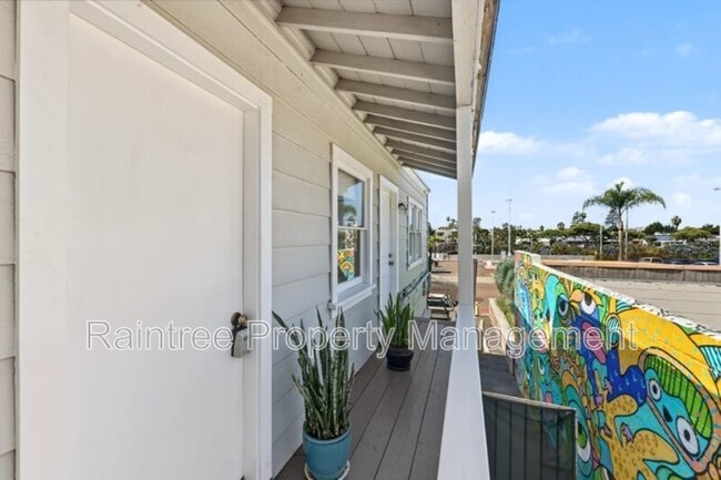 Building Photo - 146 N Cedros Ave