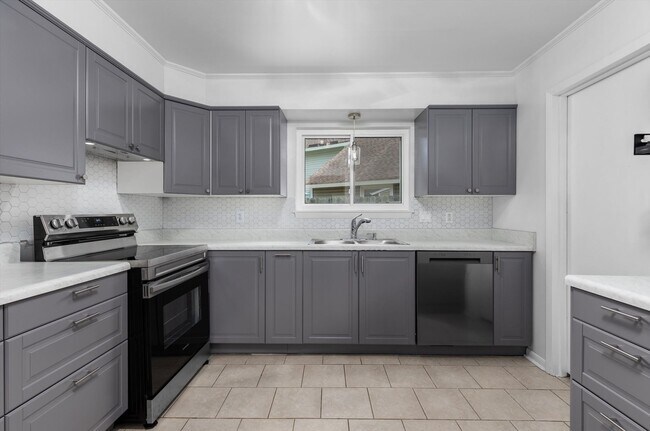 Building Photo - Stylish Comfort, Character, and Convenienc...