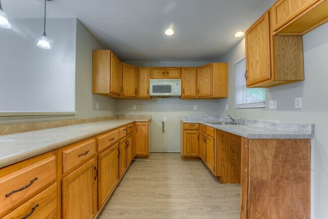 Building Photo - Move-in special - 1/2 off first month's rent!