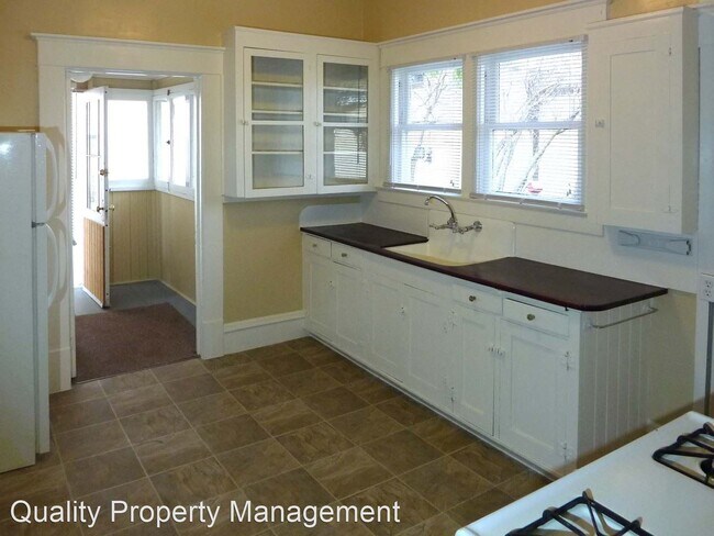 Building Photo - 2 br, 1 bath House - 717 E. Jackson St.