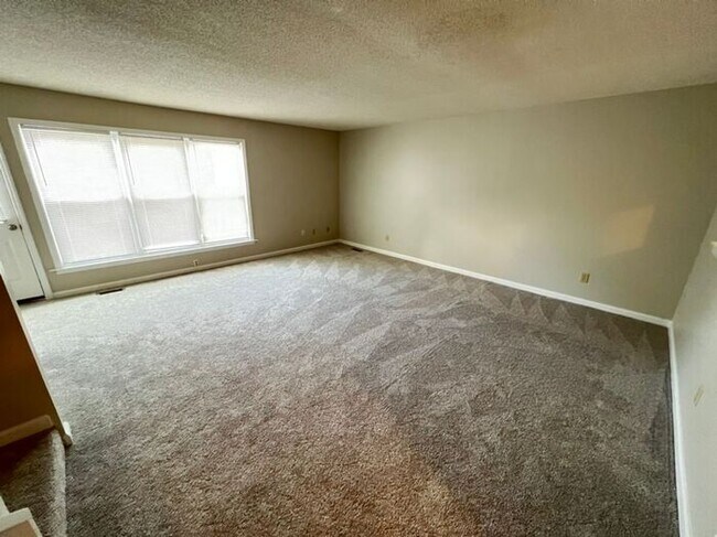 Building Photo - Great Townhouse Near Duke AVAILABLE NOW!