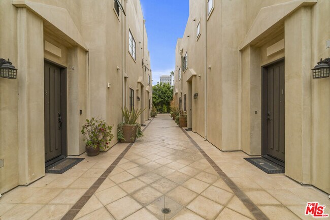 Foto del edificio - 10765 Wilkins Ave