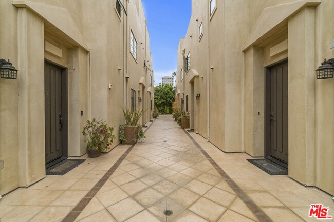 Foto del edificio - 10765 Wilkins Ave