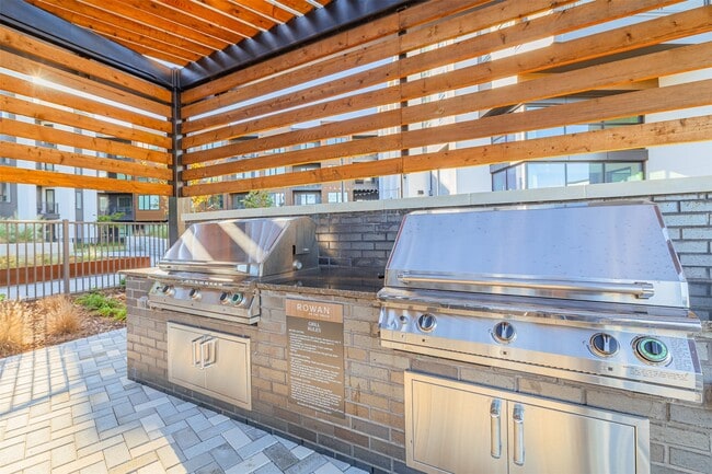 Building Photo - 10505 Deerwood Rd