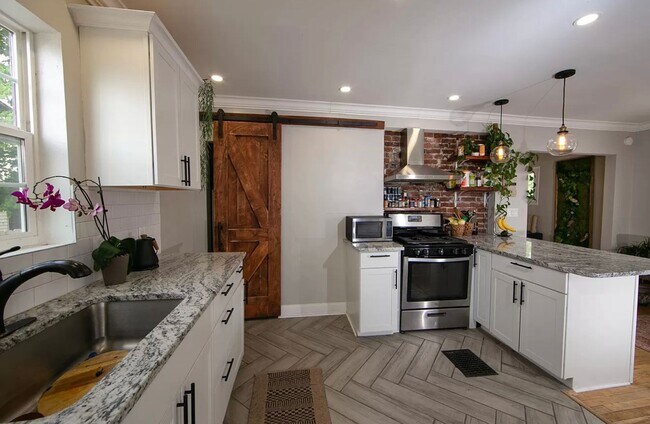 Building Photo - Newly updated 2 Bedroom Home