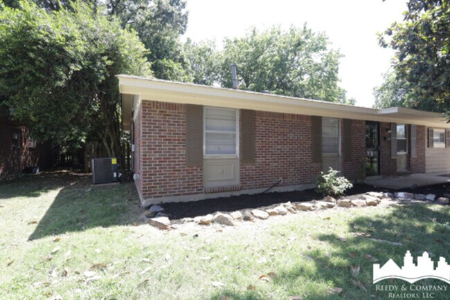 Building Photo - 406 W Bond Ave