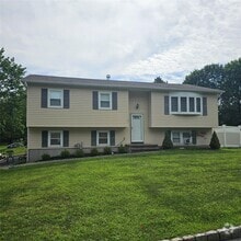 Building Photo - 22 Woodridge Dr