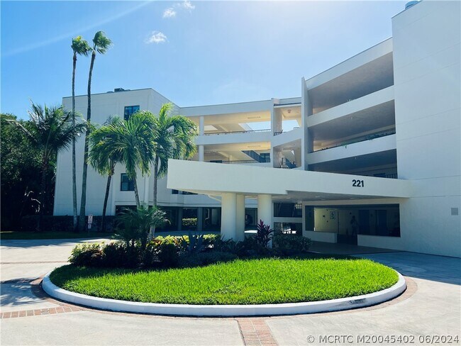 Building Photo - 221 NE Plantation Rd