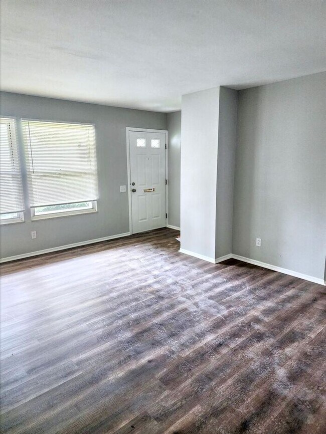 Foto del edificio - Charming 3-Bedroom Home with Fenced Yard /...