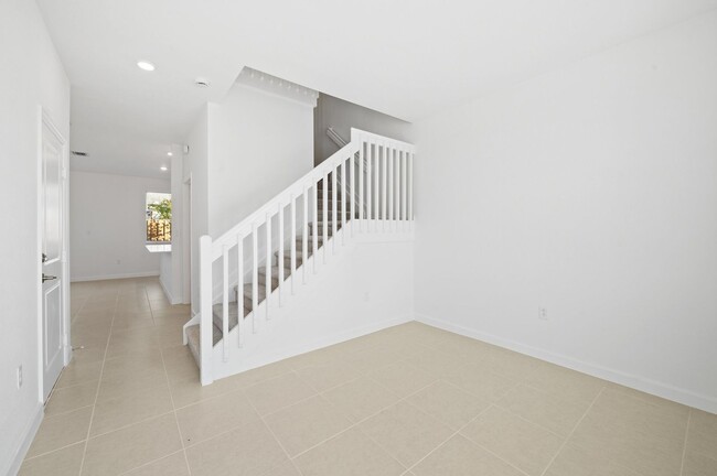 Foto del edificio - Brand new 3 bed 3.5 bath Townhouse with ya...