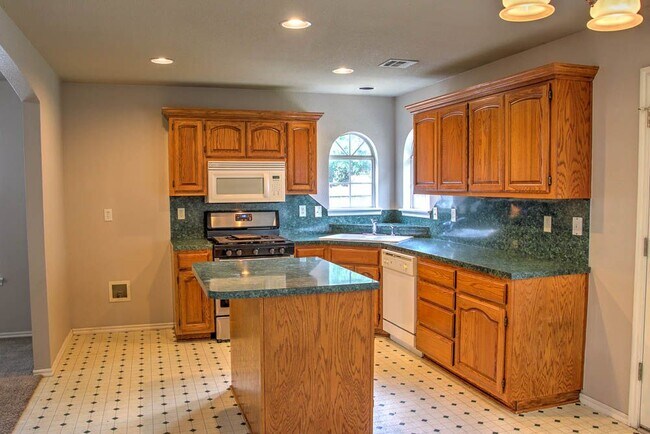 Foto del edificio - Charming home 3 car garage in Bixby.
