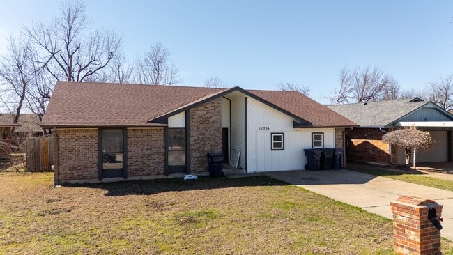 Building Photo - Cute 4 bedroom House