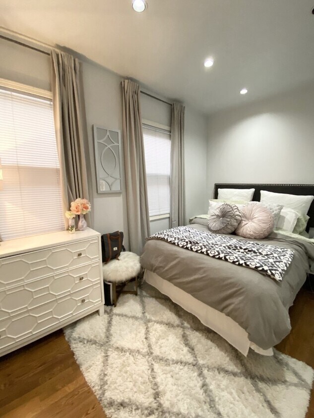Foto principal - 1622 W Addison St