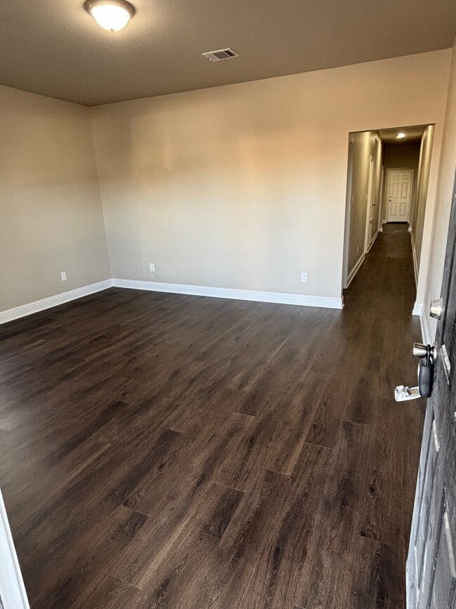 Building Photo - 307 Lister St