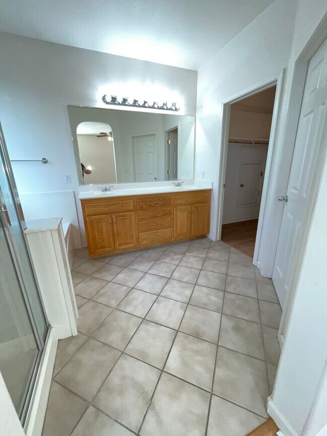 Foto del edificio - Charming 4BR/3BA/1921SF - Tenant Pays $195...