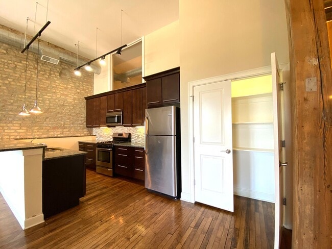 Foto del edificio - 529 N Milwaukee Ave