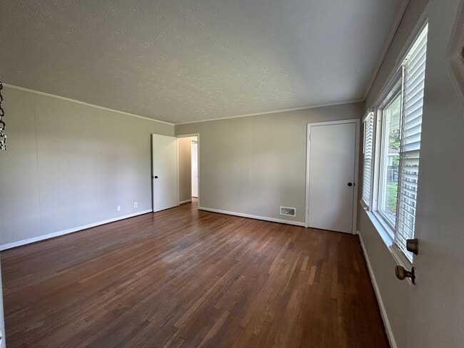 Building Photo - 1706 Dooley Ave