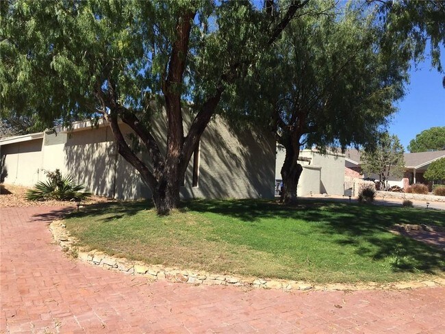 Building Photo - 1670 Common Dr