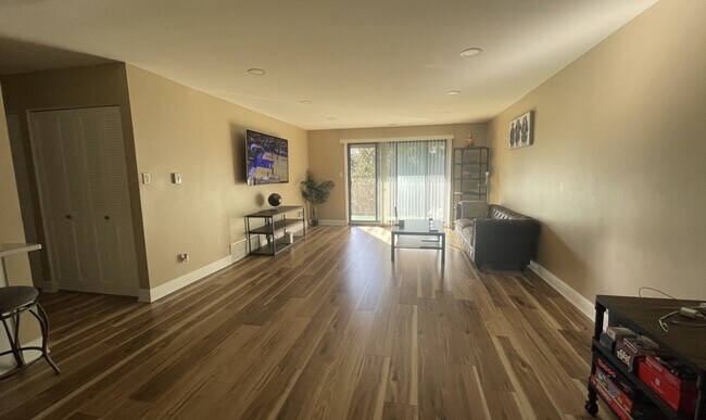 Foto del edificio - 7510 Farmingdale Dr