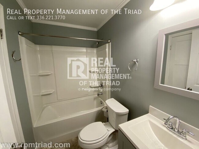 Building Photo - Renovated 2BR/1BA Bungalow on dead-end str...