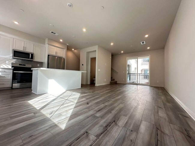 Building Photo - 2 BEDROOM HOME FOR LEASING IN Pomona